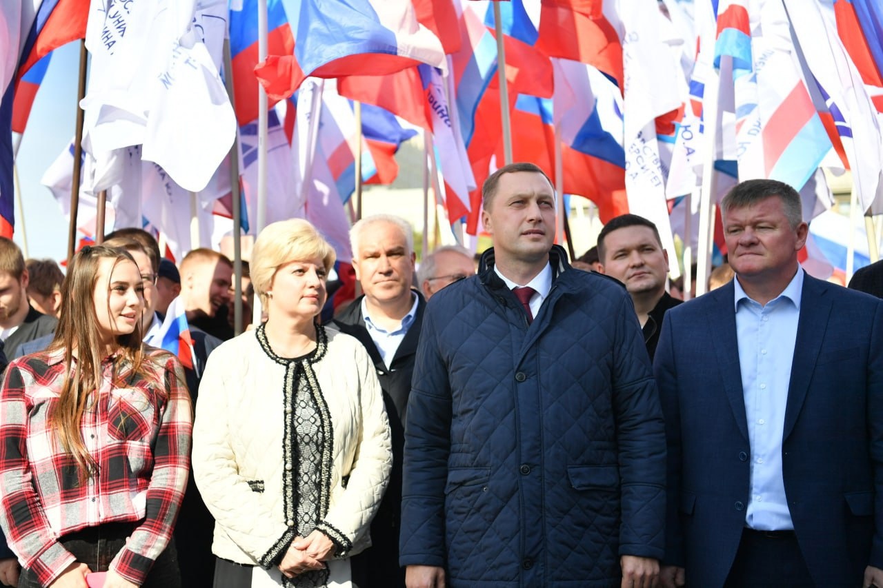 В Саратове свыше 9 тысяч человек пришли на митинг в поддержку референдумов за присоединение Донбасса к России.