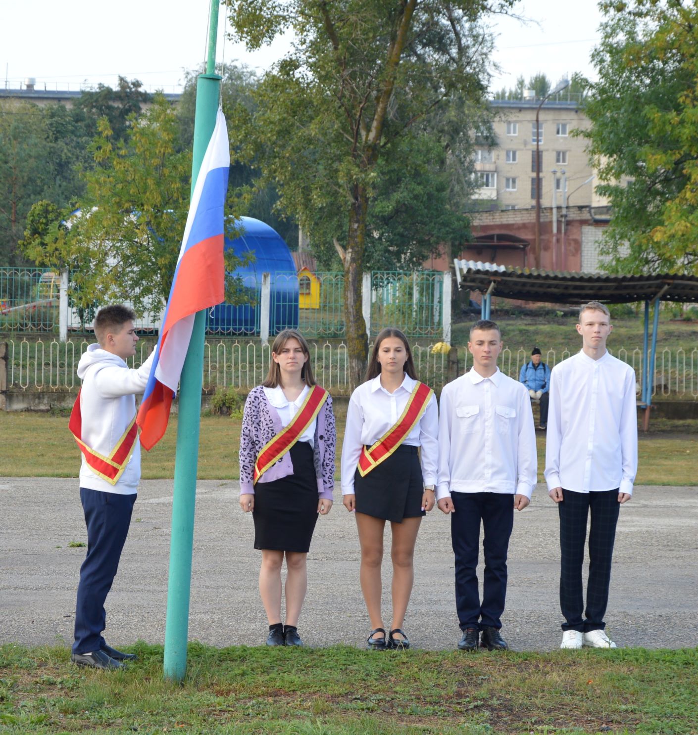 Первая учебная неделя  в шиханской школе началась  с исполнения гимна и  поднятия Государственного флага.