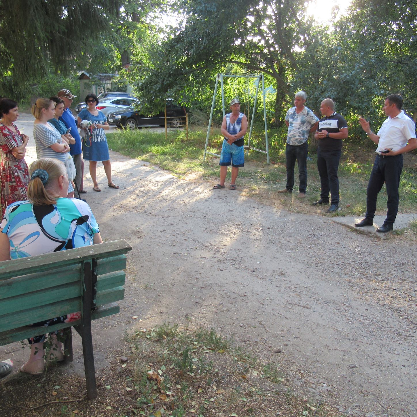 Глава города Антон Лещенко встретился с жителями дома по Спортивному переулку.