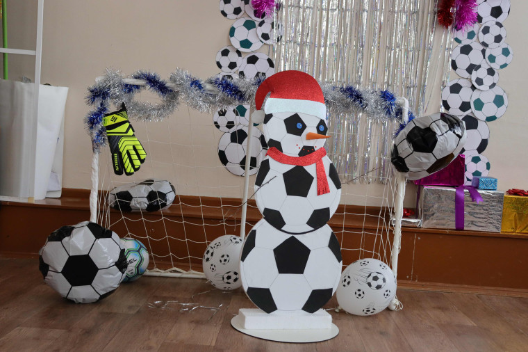 Шиханская школа встречает Новый год в футбольном стиле.