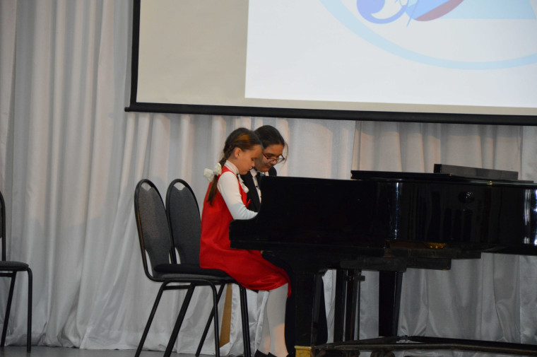 Для самых маленьких учеников Детской школы искусств организовали концерт.