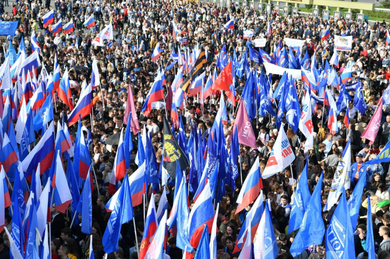 В Саратове свыше 9 тысяч человек пришли на митинг в поддержку референдумов за присоединение Донбасса к России.