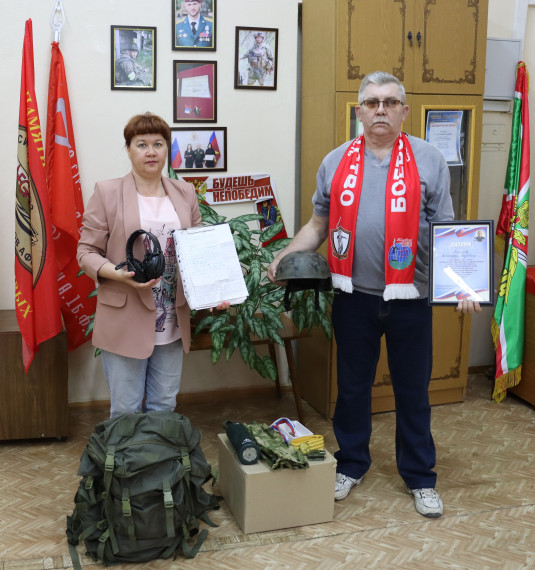 Личные вещи героя России Александра Потапова передали в Комнату Боевой Славы.