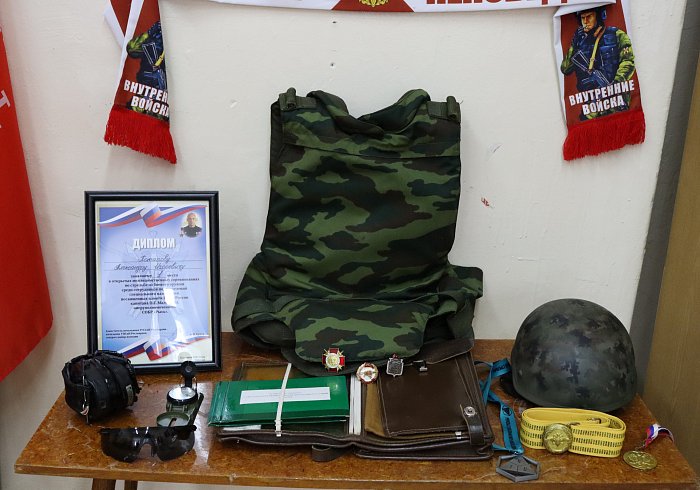 Личные вещи героя России Александра Потапова передали в Комнату Боевой Славы.