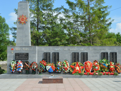 Памятник воинам-землякам, погибшим в Великой Отечественной войне.